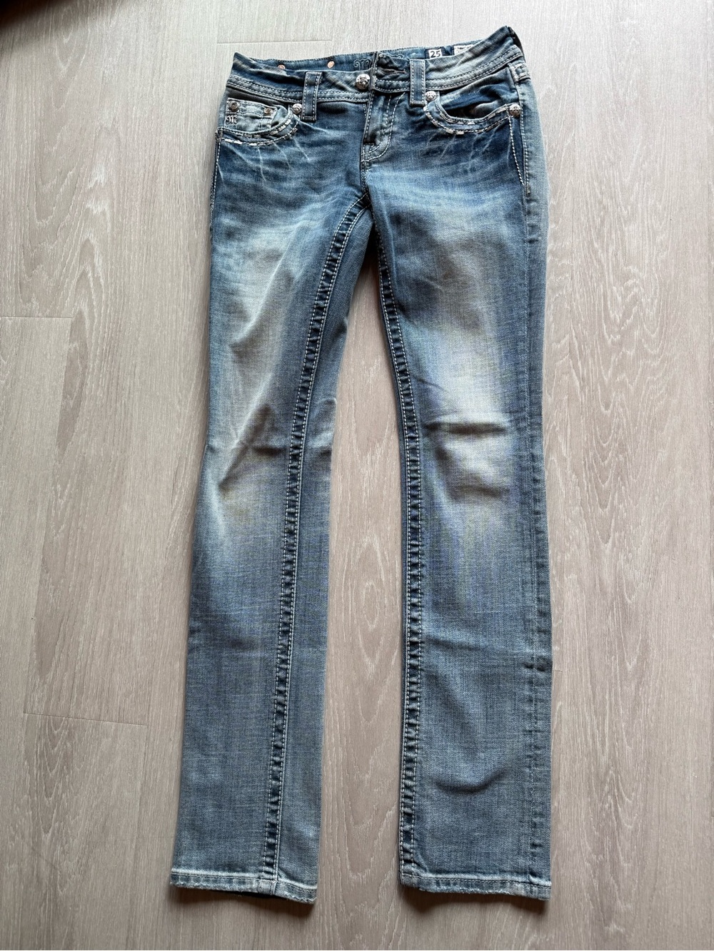 Miss Me distressed Straight-Leg Jeans in Light Blue Faded Wash (sx25– inseam 31)